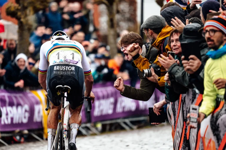BREAKING NEWS: Mathieu Van Der Poel maakt geschiedenis op de Tour of Flanders 2024…