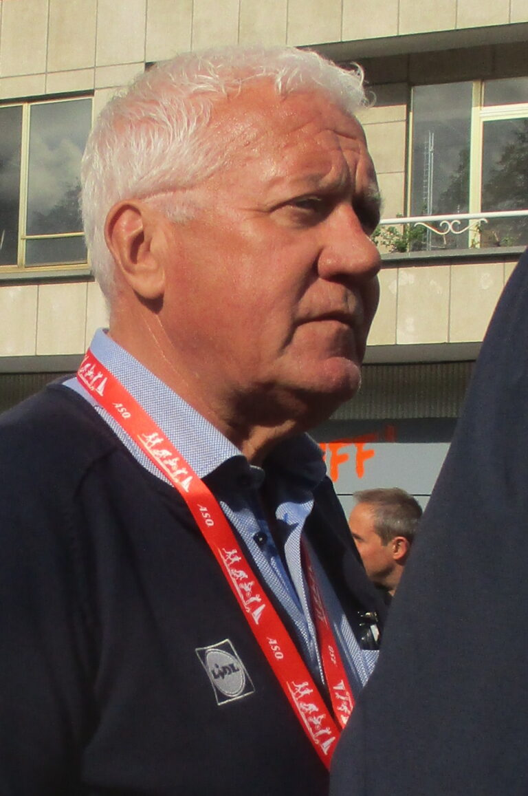 De Fietswereld Rouwt om het Overlijden van Mathieu Van der Poel’s Mentor en Coach, de Vader van Patrick Lefevere…