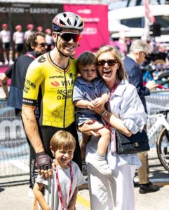 Wout van Aert zegt dat het zien van zijn twee zonen aan de finish zijn grootste motivatie is ~ “Het maakt niet uit hoe zwaar de dag was, of ik nu win of verlies, als ik mijn jongens aan de finish zie…